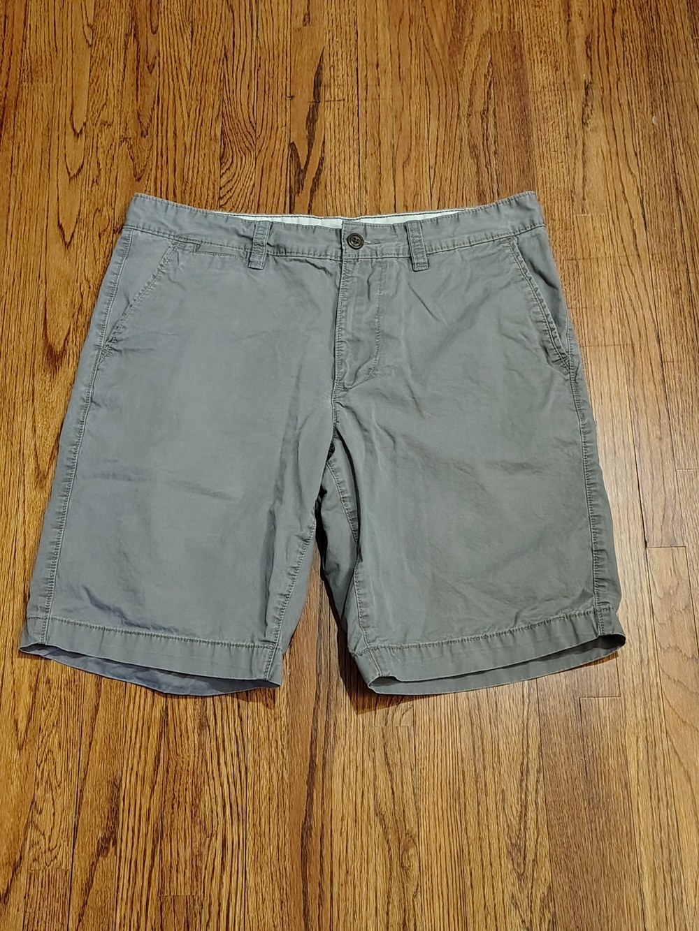 Men's Gray Flat-Front Chino Shorts